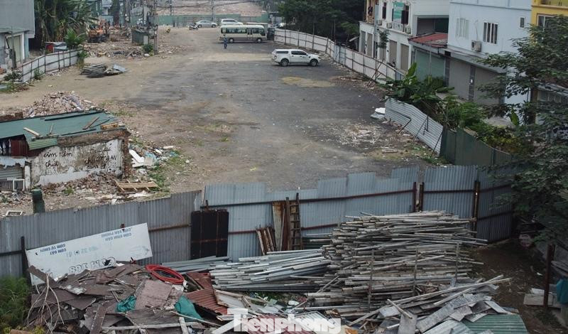 Tuy nhiên khi dự án được khởi công xong thì 1,5 tháng sau đó mặt bằng dự án vẫn bỏ không, nhiều vị trí bị lấn chiếm để làm dịch vụ kinh doanh.