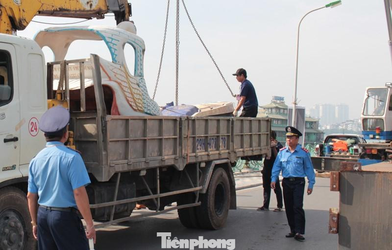 Tại hiện trường di dời, ông Bùi Ngọc Tân - Đội trưởng Đội Thanh tra giao thông đường thủy nội địa, Thanh tra Sở GTVT Hà Nội cho biết, các đơn vị làm nhiệm vụ sẽ tiến hành cẩu toàn bộ phương tiện thủy tại hồ Tây làm 2 đợt. Đợt một cẩu các phương tiện nhỏ, đơn lẻ; đợt 2 sẽ cẩu các nhà nổi, thuyền nổi lớn.