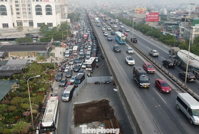 Từ 6h sáng nay (7/11), trong khi áp lực giao thông tại Hà Nội chưa cao thì trên đường Nguyễn Xiển đã ùn tắc kéo dài.