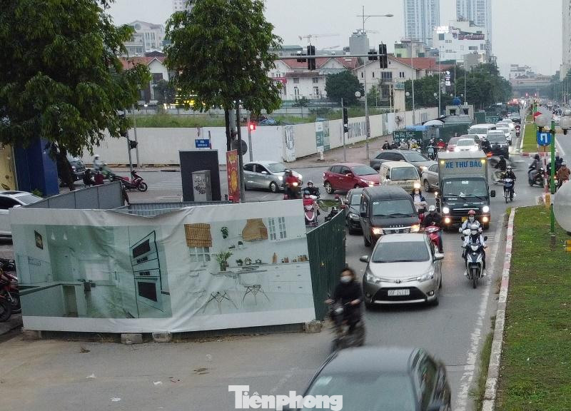 Chiều 6/12, PV Tiền Phong ghi nhận đường Vũ Trọng Khánh tiếp tục ùn tắc như giờ cao điểm như bao ngày khác. Sự việc đã xảy ra nhiều tháng nay.