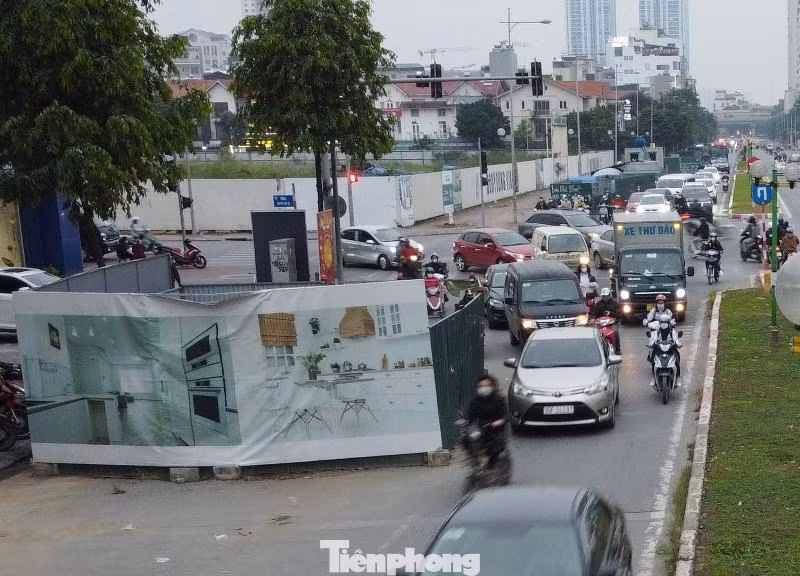 Chiều 6/12, PV Tiền Phong ghi nhận đường Vũ Trọng Khánh tiếp tục ùn tắc như giờ cao điểm như bao ngày khác. Sự việc đã xảy ra nhiều tháng nay.