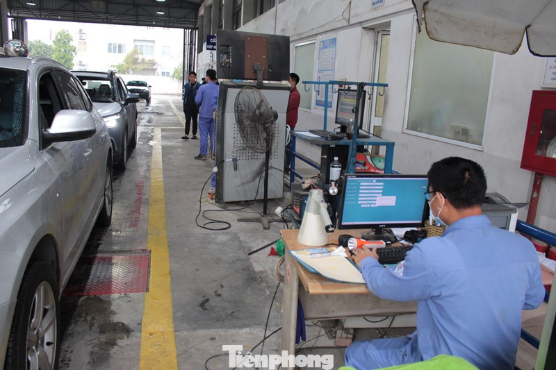Theo ông Cường, hiện mỗi ngày Trung tâm Đăng kiểm Đền Lừ có thể tiếp nhận và tiến hành đăng kiểm tối đa cho từ 140 đến 150 xe, tuy nhiên thực tế số xe đến đang cao hơn công suất trung tâm có thể phục vụ. Theo ông Cường, hiện mỗi ngày Trung tâm Đăng kiểm Đền Lừ có thể tiếp nhận và tiến hành đăng kiểm tối đa cho từ 140 đến 150 xe, tuy nhiên thực tế số xe đến đang cao hơn công suất trung tâm có thể phục vụ.