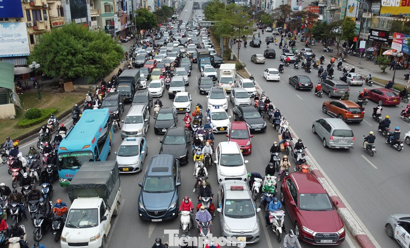 Sáng 30/12, ùn tắc kéo tại nút giao Ngã Tư Sở đã xảy ra với hướng đường Trường Chinh và đường trên cao Vành đai 2 đổ xuống. Nguyên nhân được xác định do lưu lượng từ đường Trường Chinh và đường trên cao đổ về đông, cùng với đó thời gian chờ đèn đỏ chiều Vành đai 2 - Láng quá dài dẫn đến ùn tắc.