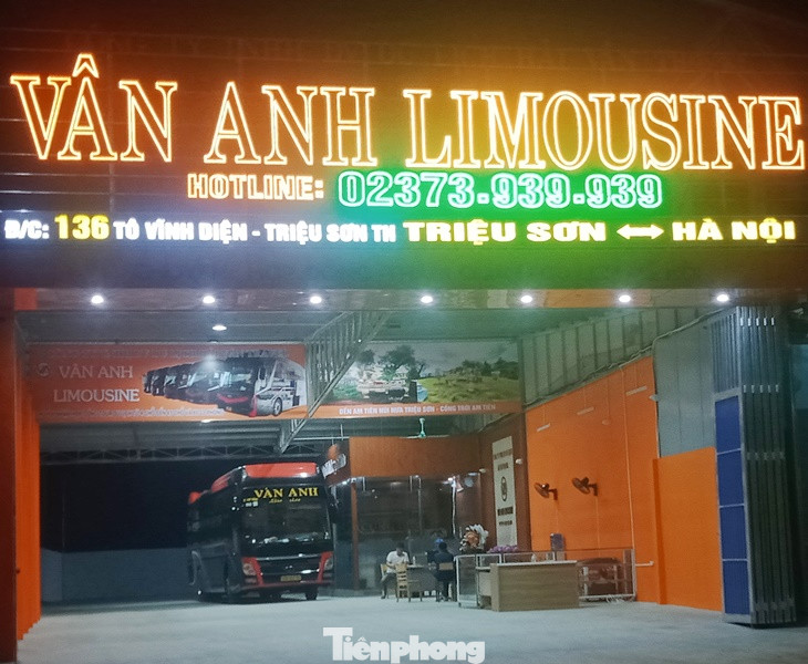 Mặc dù cả Sở GTVT Thanh Hóa và UBND huyện Triệu Sơn đều báo cáo Văn phòng Cty Hải Vân travel không có hoạt động bãi xe, đón trả khách, nhưng tại đây bất kỳ thời gian nào trong ngày, hành khách đều có xe đưa đón đi Hà Nội như thế này. Số điện thoại đường dây nóng không ngần ngại nhận đặt chỗ, bán vé theo tuyến cố định.