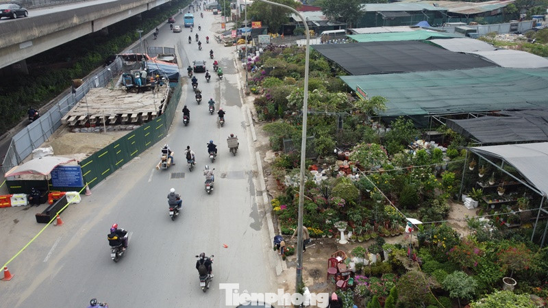Giờ cao điểm sáng trên đường Nguyễn Xiển đoạn đi qua công trường trong mấy ngày qua.