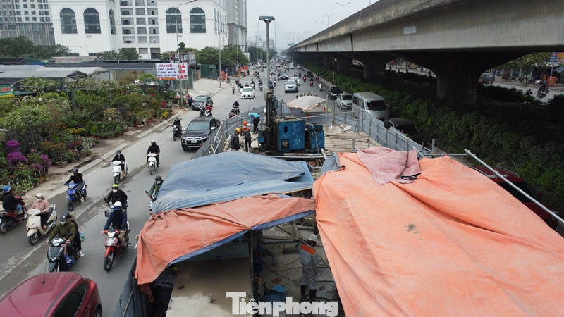 Để sớm hoàn thành thi công, dỡ hàng rào, Sở GTVT Hà Nội đã yêu cầu chủ đầu tư cho thi công hố ga thu nước trên đường Nguyễn Xiển ngày đêm, tránh việc bỏ không công trường.