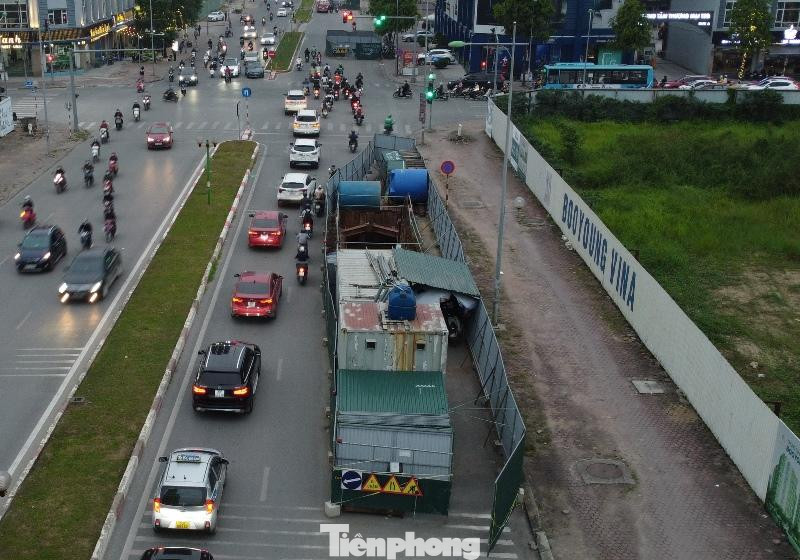 Chiều 6/12, trao đổi với PV Tiền Phong đại diện Sở GTVT Hà Nội cho biết, Sở GTVT đã đồng ý với đề xuất của Thanh tra giao thông và hơn tuần qua cũng đã có văn bản gửi chủ đầu tư yêu cầu thu hồi hàng rào trong thời gian sớm nhất. Tuy nhiên, đến nay hàng rào công trường dự án bỏ không vẫn nằm chình ình trên đường, gây ùn tắc giao thông thường xuyên.