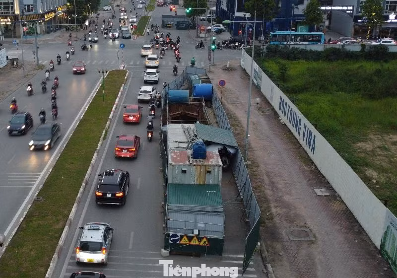 Chiều 6/12, trao đổi với PV Tiền Phong đại diện Sở GTVT Hà Nội cho biết, Sở GTVT đã đồng ý với đề xuất của Thanh tra giao thông và hơn tuần qua cũng đã có văn bản gửi chủ đầu tư yêu cầu thu hồi hàng rào trong thời gian sớm nhất. Tuy nhiên, đến nay hàng rào công trường dự án bỏ không vẫn nằm chình ình trên đường, gây ùn tắc giao thông thường xuyên.