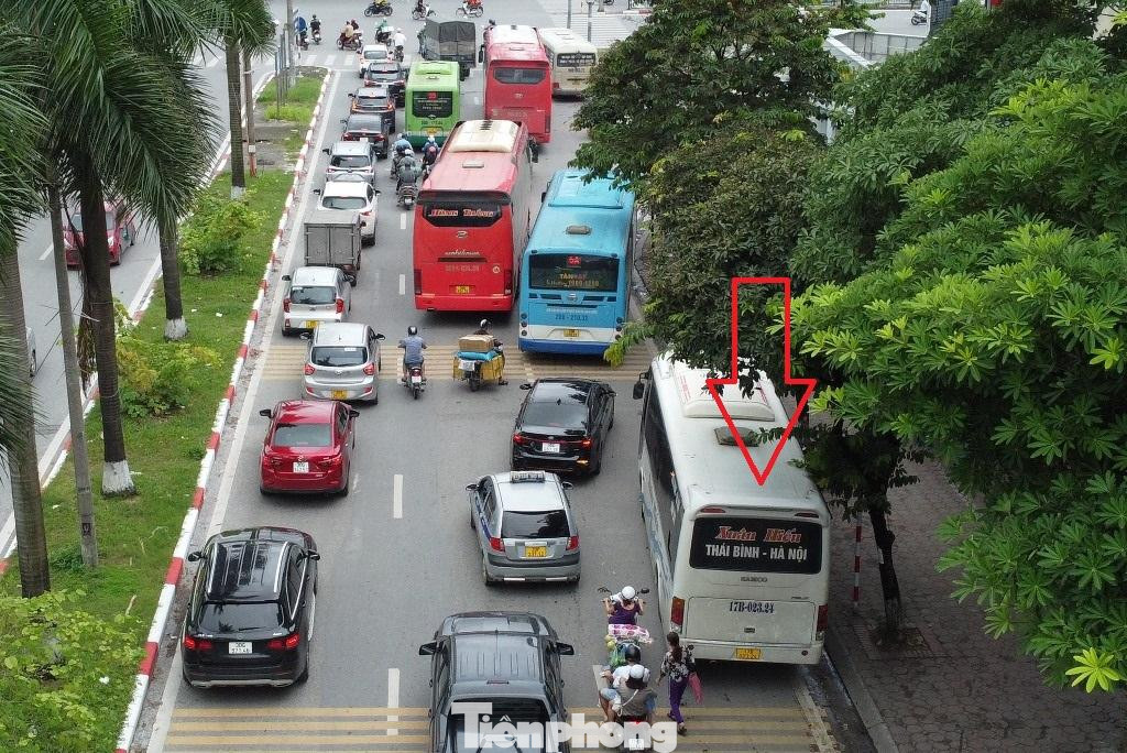 Theo phương án tổ chức phân luồng, xe khách đi trên phố Kim Đồng phải đi làn bên trái (sát dải phân cách) để rẽ trái ra đường Giải Phóng (QL1), tuy nhiên hiện hầu hết xe khách khi vào đây đã bám làn bên phải (làn xe máy), đi "rùa bò", thậm chí đứng yên thời gian dài như xe 17B-02324 vào trưa chủ nhật (ngày 2/10) để chờ khách.
