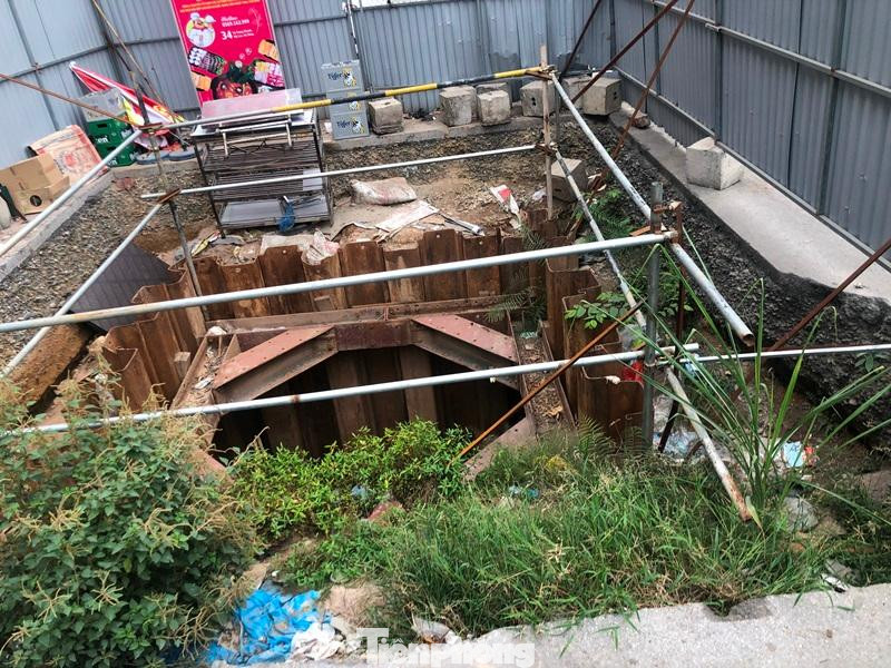 Ghi nhận bên trong công trường 9 hàng rào nhiều ngày qua, PV Tiền Phong thấy rằng, đều vắng bóng công nhân, máy móc thi công, nhiều công trường do bỏ không nhiều ngày nên cỏ hoang đã mọc xanh tốt.