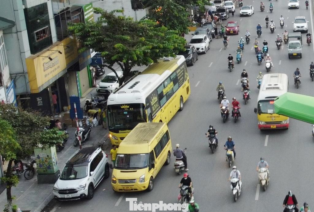 Sau khi báo Tiền phong có bài: “Chỉ 400 mét đường Hà Nội có hơn 50 xe khách đứng 'diễu' phố”, cơ quan chức năng đã ra quân xử lý, nhưng tình trạng vẫn không có nhiều chuyển biến, thậm chí trên một số đoạn đường Giải Phóng còn đang nhan nhản bến, điểm dừng xe lậu.