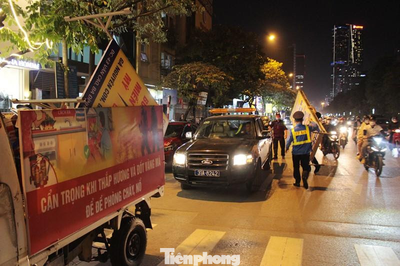 Tại quán ăn uống như quán nướng Ánh Thủy (69 Văn Cao), Hội Quán (43 Văn Cao), Đỉnh Quán (41 Văn Cao)… Tổ công tác liên ngành phát hiện tình trạng ngoài để ô tô, xe máy trên vỉa hè các quán ăn uống này còn bày cả bàn ghế ra cả vỉa hè. Tổ công tác đã xử lý vi phạm và thu hồi nhiều bàn ghế, biển hiệu lấn chiếm vỉa hè, lòng đường.