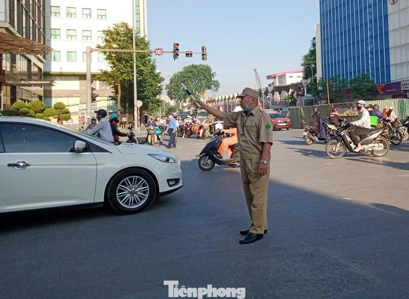 Ngoài CSGT, tại nút giao Chùa Bộc - Phạm Ngọc Thạch còn có sự tham gia của Thanh tra giao thông, Trật tự phường nhưng do lưu lượng xe qua lại lớn, giao thông nhiều thời điểm vẫn ùn tắc kéo dài.