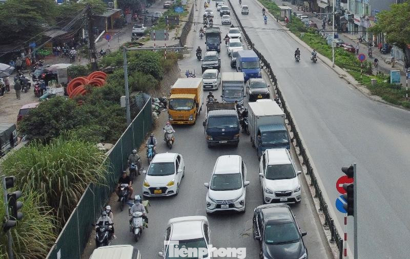 Việc rào chắn để thi công đã gây khó khăn, ùn tắc giao thông một chiều đường trong 2 tuần qua.
