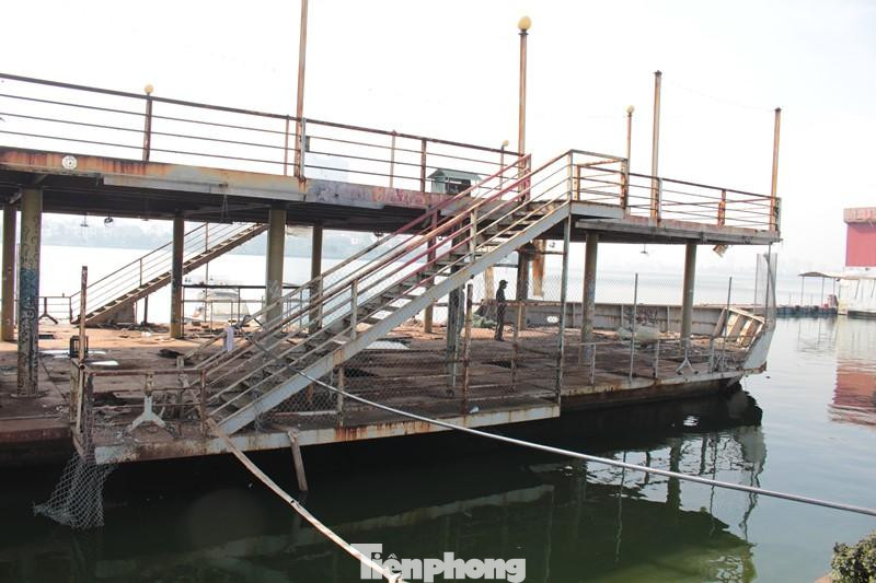 Do lâu ngày không hoạt động nên các thuyền nổi, nhà nổi đã xuống cấp, gây mất mỹ quan, ảnh hưởng tới môi trường.