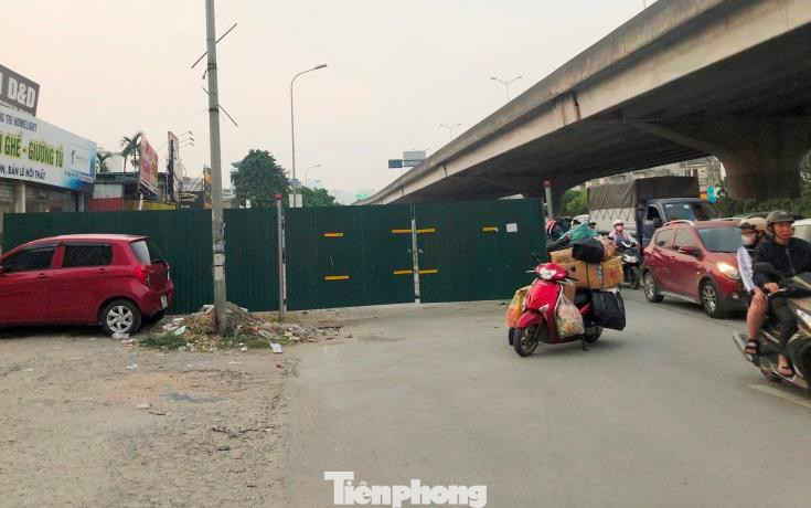 Sau khi được phóng viên trao đổi về sự việc trên, đại diện Đội CSGT số 7, Phòng CSGT Hà Nội cho biết, hàng rào công trường dựng trên đường Nguyễn Xiển là của dự án xử lý nước thải Yên Xá, dự án do Ban Quản lý dự án Đầu tư xây dựng công trình hạ tầng kỹ thuật và nông nghiệp Hà Nội làm chủ đầu tư. Các hàng rào này đã dựng nhiều tháng nay, riêng hàng rào chiếm 2/3 lòng đường gây ùn tắc thì được dựng từ sáng thứ 7.