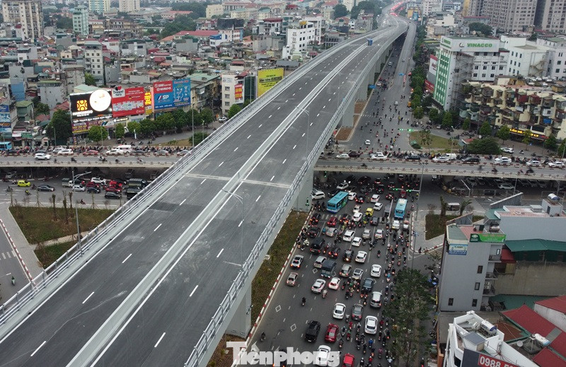 Hướng đường Minh Khai - Đại La cũng ùn tắc, mặc dù lòng đường bên dưới đã được mở rộng tới 6 làn xe mỗi bên.