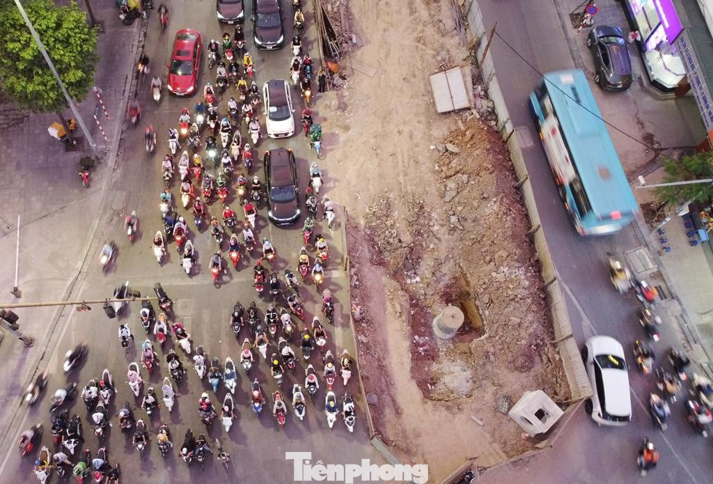 Đã vượt quá tiến độ nửa năm nhưng công tác thi công cầu vượt Chùa Bộc hiện nay đang dừng ở việc khoan thăm dò, đào xới mặt đường.