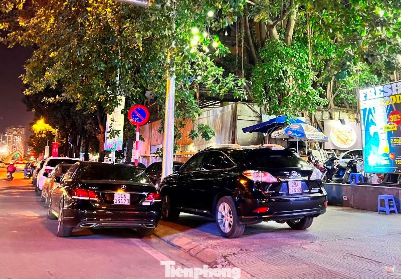 Dù có biển biển cấm dừng, đỗ nhưng khách đến nhà hàng trên phố Liễu Giai (quận Ba Đình) được hướng dẫn đỗ ô tô ngay ở vỉa hè, dưới lòng đường.
