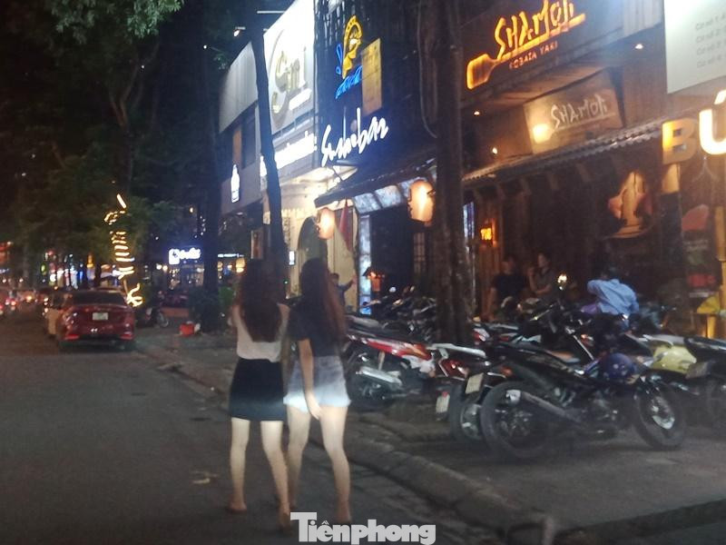 Xe để kín lối nên người dân phải đi bộ dưới lòng đường trên phố Trung Hòa (Cầu Giấy).