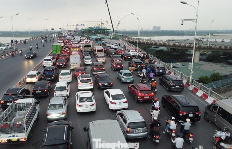 Còn theo tiến độ, dự án cầu Vĩnh Tuy giai đoạn 2 giữa năm 2023 mới hợp long, thông xe vào dịp cuối năm 2023. Do vậy, dư luận lo ngại tiến độ đường và cầu không đồng bộ sẽ dẫn đến ùn tắc nghiêm trọng trên cầu Vĩnh Tuy như lâu nay. Còn theo tiến độ, dự án cầu Vĩnh Tuy giai đoạn 2 giữa năm 2023 mới hợp long, thông xe vào dịp cuối năm 2023. Do vậy, dư luận lo ngại tiến độ đường và cầu không đồng bộ sẽ dẫn đến ùn tắc nghiêm trọng trên cầu Vĩnh Tuy như lâu nay.