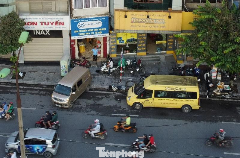 Tại số 675 là khu vực thường xuyên có xe khách dừng đỗ chiếm dụng lòng đường vỉa hè để nhận hàng chở đi Thanh Hóa.