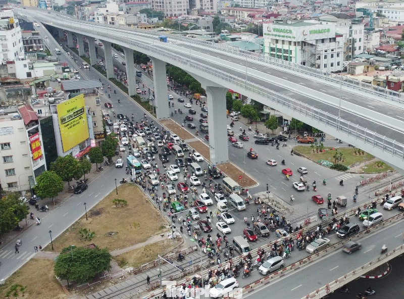 Tại nút giao Ngã Tư Vọng, ùn tắc cũng xảy ra với chiều Trường Chinh, Vành đai 2 trên cao đổ về nút.