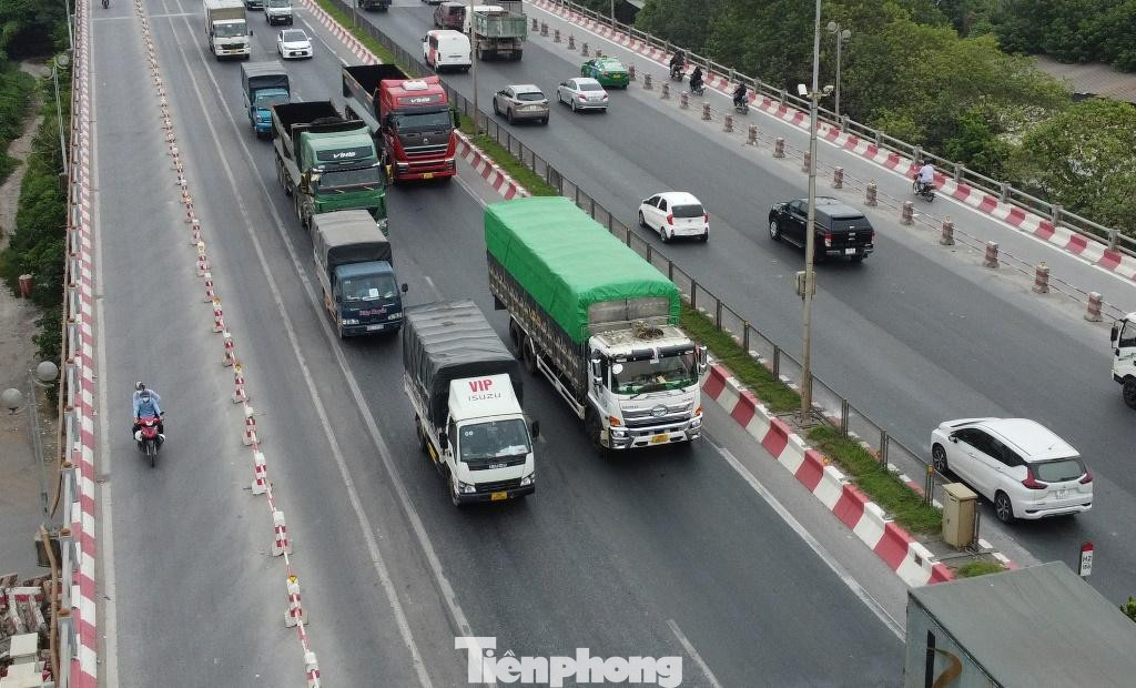 Tình trạng trên đã gây ùn ứ tại làn ô tô ở đường dẫn xuống cầu.