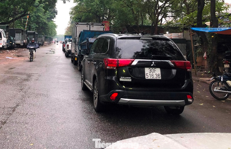 Với những xe chưa lấy được số, đành dừng đỗ trên đường, chờ đến lượt phát số buổi chiều. Với những xe chưa lấy được số, đành dừng đỗ trên đường, chờ đến lượt phát số buổi chiều.