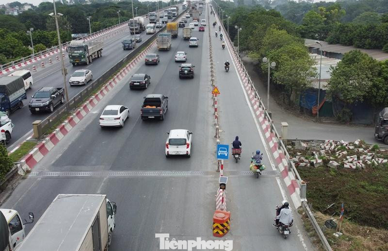 Do thường xuyên xảy ra ùn tắc, va chạm và tai nạn giao thông, từ 2 làn ô tô, 2 làn xe hỗn hợp (có xe máy, xe thô sơ) từ đầu tháng 10/2022, Sở GTVT Hà Nội đã thực hiện dự án điều chỉnh dải phân cách theo hướng thu hẹp làn xe hỗn hợp thành 1 làn, mở rộng thêm 1 làn ô tô.