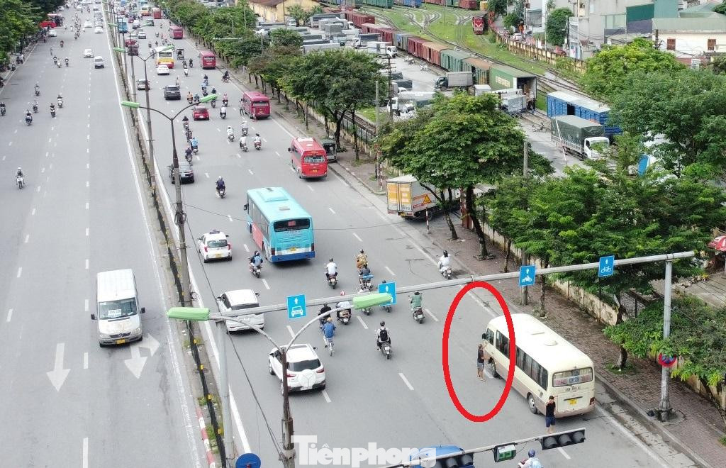 Đoạn đường Giải Phóng từ bến xe Giáp Bát đi cửa ngõ phía Nam - Pháp Vân xe khách đỗ nối dài vô tận.