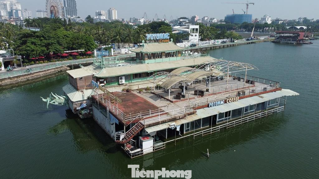 Sau nhiều năm di dời từ đường Thụy Khuê về khu vực Đầm Bảy, hiện các thuyền nổi, nhà nổi trên hồ Tây hầu hết đang để không nhiều năm nay.