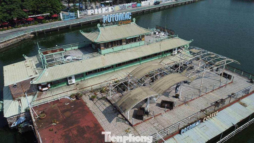 Để cẩu được các nhà nổi, thuyền nổi cao nhiều tầng, sàn rộng hàng trăm mét vuông, ông Bùi Ngọc Tân - Đội trưởng Đội Thanh tra giao thông đường thủy nội địa cho biết, các đơn vị làm nhiệm vụ sẽ phải tiến hành cắt, xẻ thành nhiều đoạn, khoang.