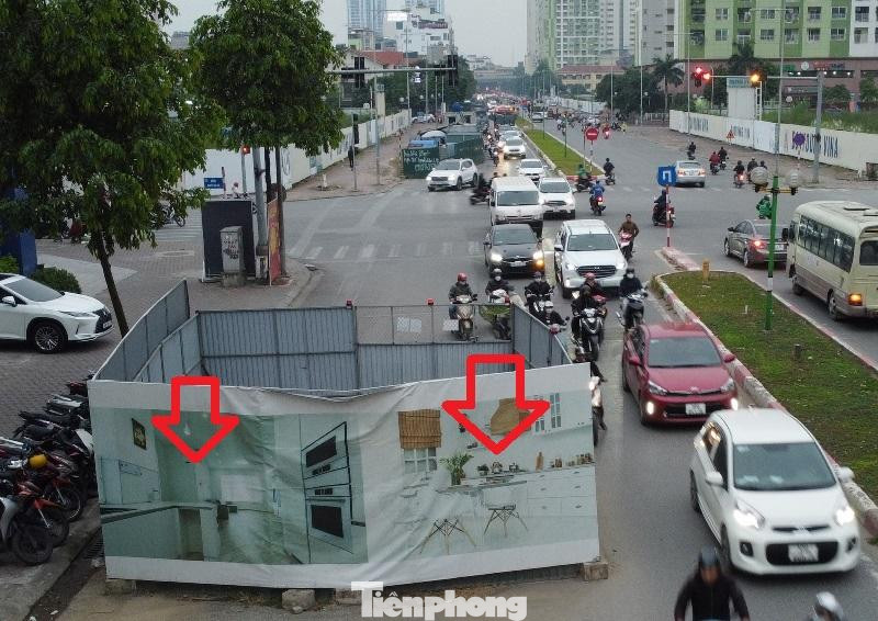 Ngoài làm đường bên ngoài luôn ùn tắc, hàng rào công trường còn không có biển thông báo thông tin dự án, không có người đứng cảnh giới, hướng dẫn giao thông theo quy định; ngoài ra hàng rào đang là vị trí bắt mắt để treo, dán biển quảng cáo (mũi tên đỏ). Cùng với tiến độ thi công chậm, hàng rào công trường dự án dựng lên rồi để đấy đang thể hiện sự vô trách nhiệm, xem thường kỷ cương, pháp luật của chủ đầu tư.