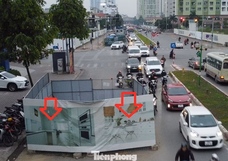 Ngoài làm đường bên ngoài luôn ùn tắc, hàng rào công trường còn không có biển thông báo thông tin dự án, không có người đứng cảnh giới, hướng dẫn giao thông theo quy định; ngoài ra hàng rào đang là vị trí bắt mắt để treo, dán biển quảng cáo (mũi tên đỏ). Cùng với tiến độ thi công chậm, hàng rào công trường dự án dựng lên rồi để đấy đang thể hiện sự vô trách nhiệm, xem thường kỷ cương, pháp luật của chủ đầu tư.