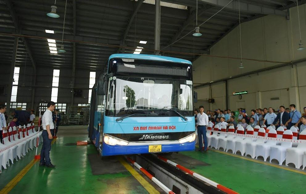 Các thí sinh tham dự các phần thi thực hành bảo dưỡng, sửa chữa xe buýt. Các thí sinh tham dự các phần thi thực hành bảo dưỡng, sửa chữa xe buýt.