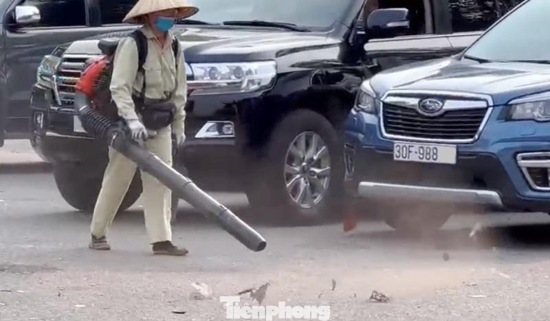 Máy hoạt động trên nguyên tắc xả hơi để thổi bụi, khi máy hoạt động bụi và lá cây, rác tại khu vực ống thổi bay khắp nơi.