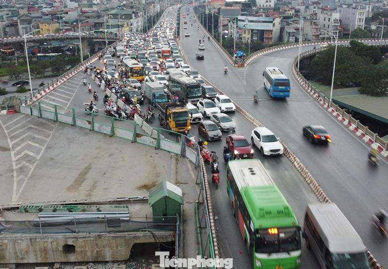 Nguyên nhân ùn tắc là do đường dưới Minh Khai và đường dẫn lên cầu Vĩnh Tuy có đến 4 làn xe, tuy nhiên do vướng công trường thi công nên cầu Vĩnh Tuy chiều trung tâm Hà Nội đi Long Biên chỉ còn rộng hơn 1 làn, tại nút thắt cổ chai, gây ùn tắc kéo dài. Nguyên nhân ùn tắc là do đường dưới Minh Khai và đường dẫn lên cầu Vĩnh Tuy có đến 4 làn xe, tuy nhiên do vướng công trường thi công nên cầu Vĩnh Tuy chiều trung tâm Hà Nội đi Long Biên chỉ còn rộng hơn 1 làn, tại nút thắt cổ chai, gây ùn tắc kéo dài.