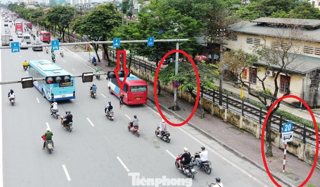 Trên đường Giải Phóng, Kim Đồng có nhiều biển cấm dừng, đỗ, xe khách đi dưới 20 km/h, nhưng cũng giống như hệ thống camera, các biển báo này đối với một số xe khách hoạt động tại đây như "vật trang trí".