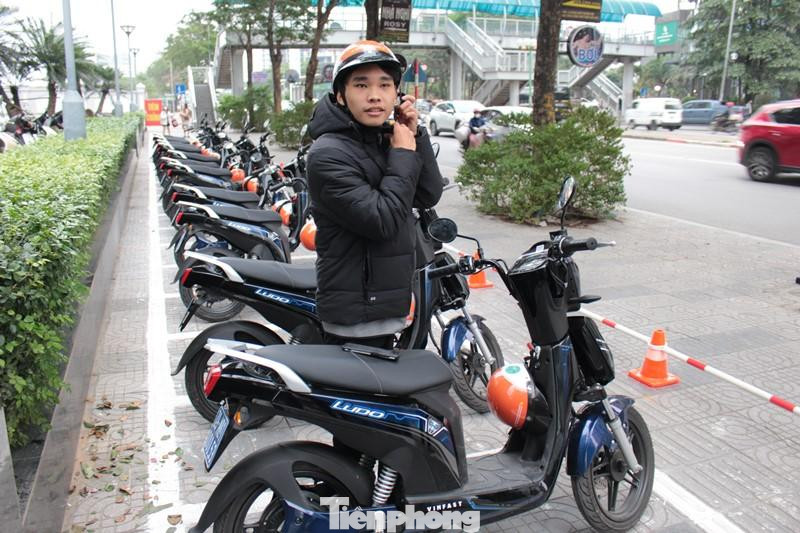 Do xe điện 2 bánh có thiết kế vận hành, tốc độ đạt 20 đến 50km/h nên khi sử dụng xe để tham gia giao thông trên đường, hành khách được trang bị mũ bảo hiểm đội đầu để đảm bảo an toàn giao thông.