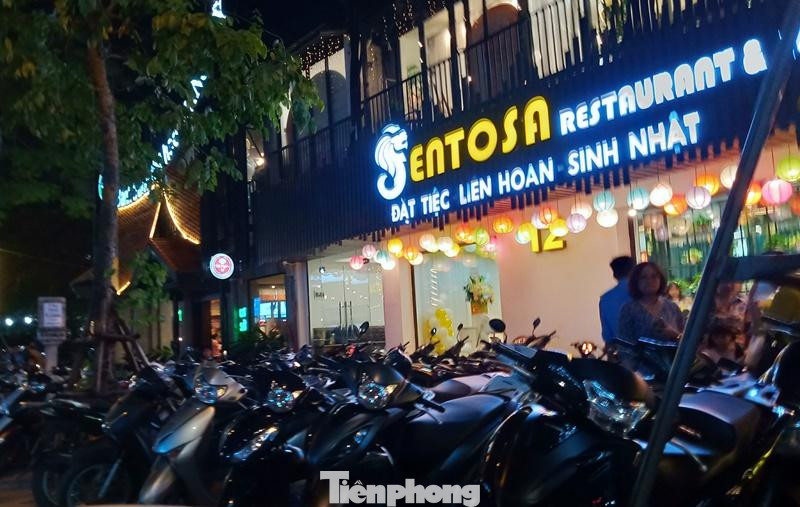 Xe máy để kín vỉa hè trước nhà hàng Tịnh Thực Quán số 10 và nhà hàng Sentosa số 12 phố Huỳnh Thúc Kháng, "không lối thoát" cho người đi bộ.