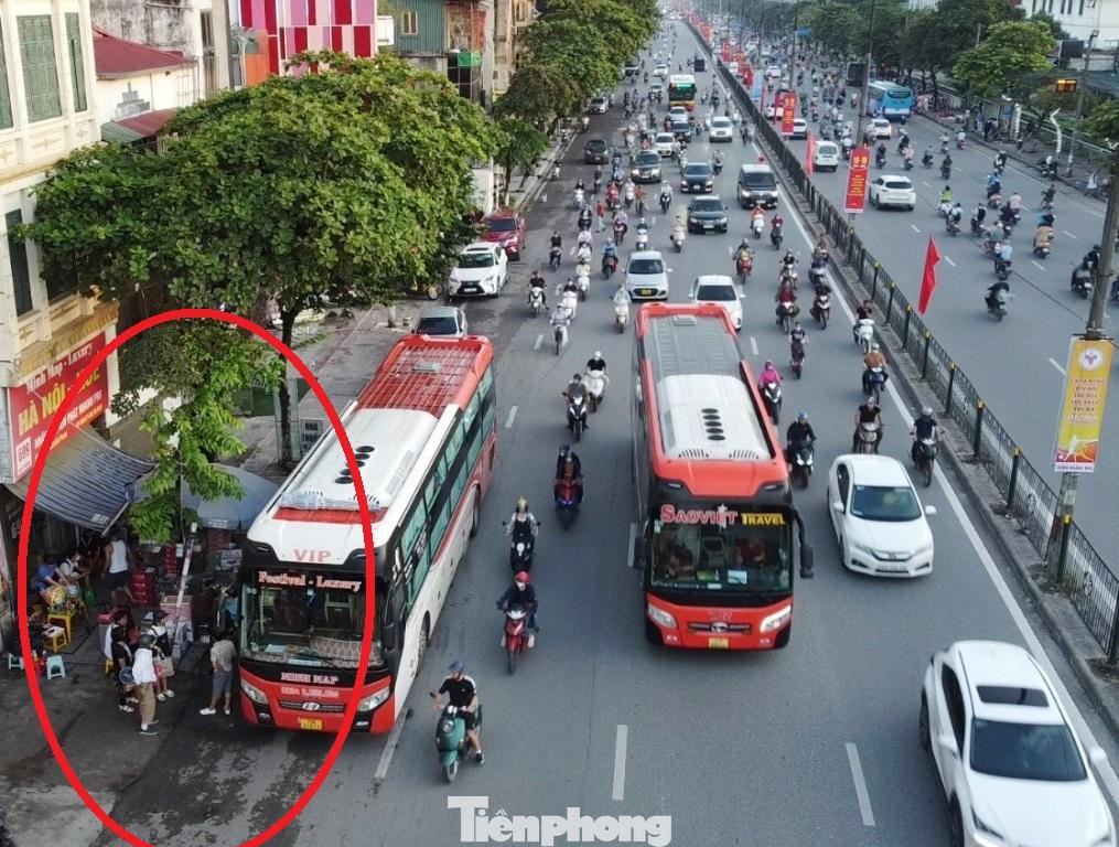 Không chỉ "diễu phố", tại số nhà như: 675, từ số 677 đến số 681, số 699, số 789 đường Giải Phóng... trở thành khu vực để xe đón khách, nhận hàng đi về các tỉnh Lào Cai, Hà Nam, Thanh Hóa, Huế…