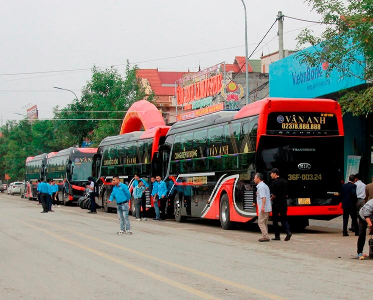 Ngay sau lễ khai trương rầm rộ, Công ty Hải Vân Travel đã huy động hàng chục xe đến hoạt động đón, trả khách ngay tại văn phòng giao dịch. Ngay sau lễ khai trương rầm rộ, Công ty Hải Vân Travel đã huy động hàng chục xe đến hoạt động đón, trả khách ngay tại văn phòng giao dịch.