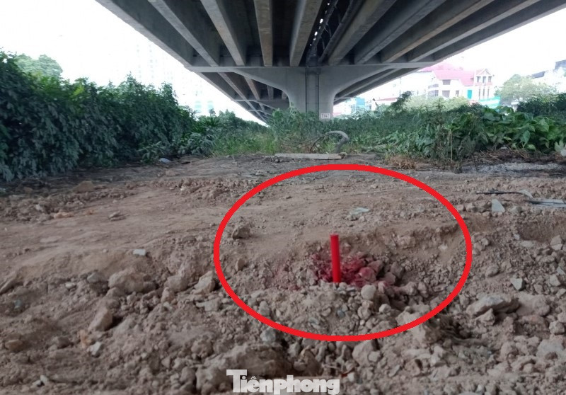 Ngoài ra, trong phương án tổ chức giao thông tại công trường hàng rào trên đường Nguyễn Xiển, Sở GTVT còn yêu cầu: sau khi cắt, thu hẹp hàng rào nếu ùn tắc vẫn xảy ra, chủ đầu tư phải cho xén ngay giải phân cách giữa gầm đường Vành đai 3 trên cao để mở rộng làn đường cho phương tiện lưu thông. Vị trí xén đã được Sở GTVT cắm mốc để thi công.