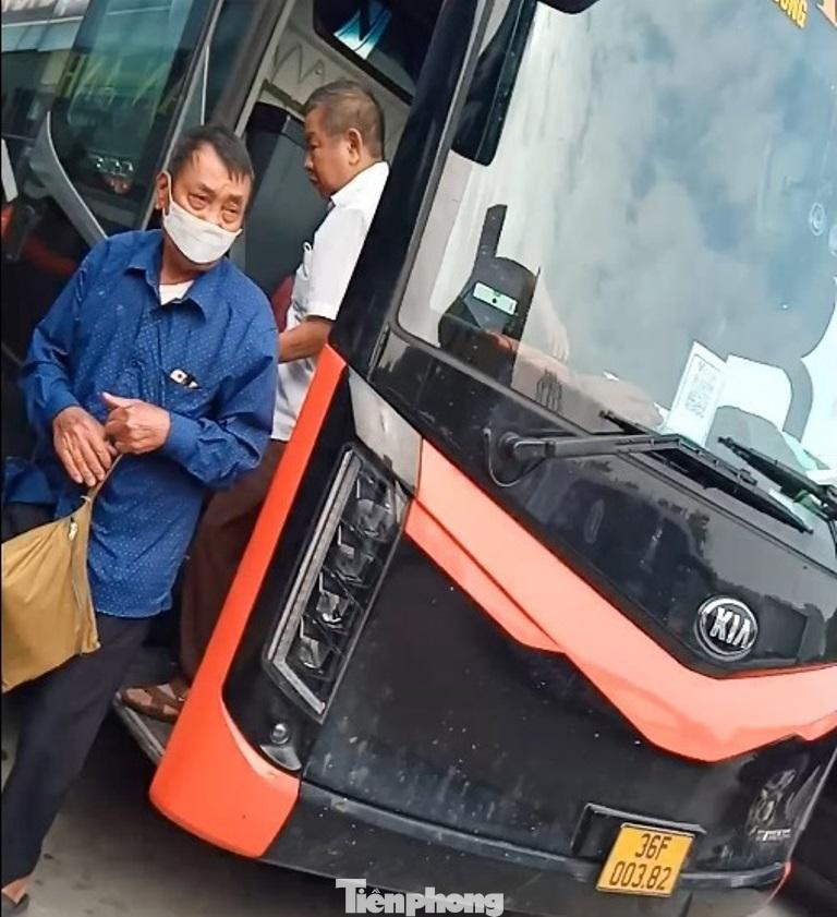 Hành khách mua vé đi xe của Cty Hải Vân Travel theo hình thức tuyến cố định Triệu Sơn - Hà Nội ngày 22/11/2022. Hành khách mua vé đi xe của Cty Hải Vân Travel theo hình thức tuyến cố định Triệu Sơn - Hà Nội ngày 22/11/2022.