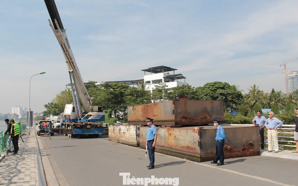Dưới sự tham gia của Thanh tra, Sở GTVT và các đơn vị có liên quan, từ sáng sớm 14/10, các nhà nổi đầu tiên đã được cẩu lên bờ.