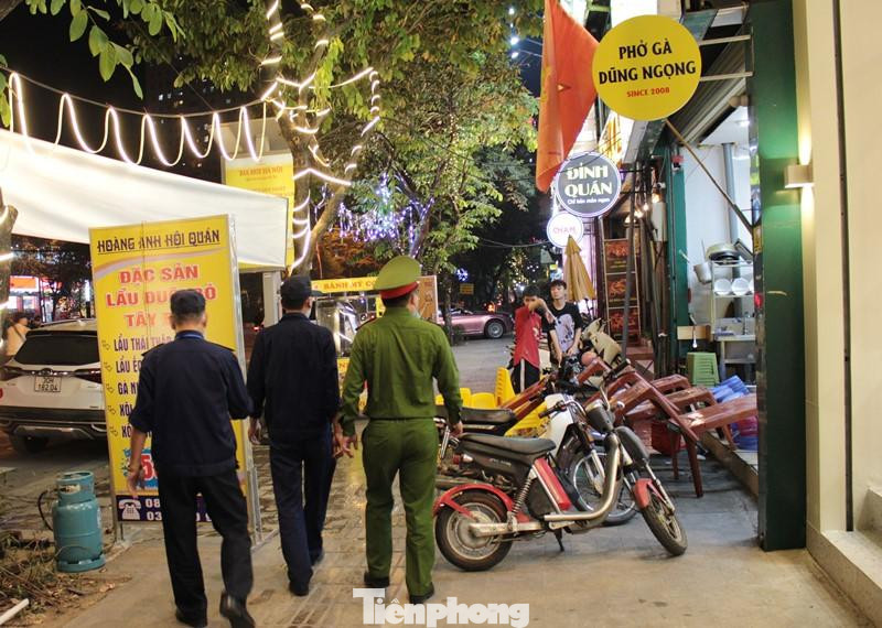 Trên tuyến phố Liễu Giai - Văn Cao trong tối 2/11, PV Tiền Phong đã cùng Đội Thanh tra giao thông Ba Đình - Sở GTVT Hà Nội và Công an phường Liễu Giai kiểm tra ngẫu nhiên tình trạng lấn chiếm vỉa hè một số đoạn phố.