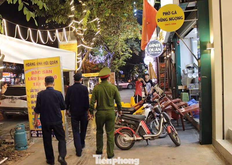 Trên tuyến phố Liễu Giai - Văn Cao trong tối 2/11, PV Tiền Phong đã cùng Đội Thanh tra giao thông Ba Đình - Sở GTVT Hà Nội và Công an phường Liễu Giai kiểm tra ngẫu nhiên tình trạng lấn chiếm vỉa hè một số đoạn phố.