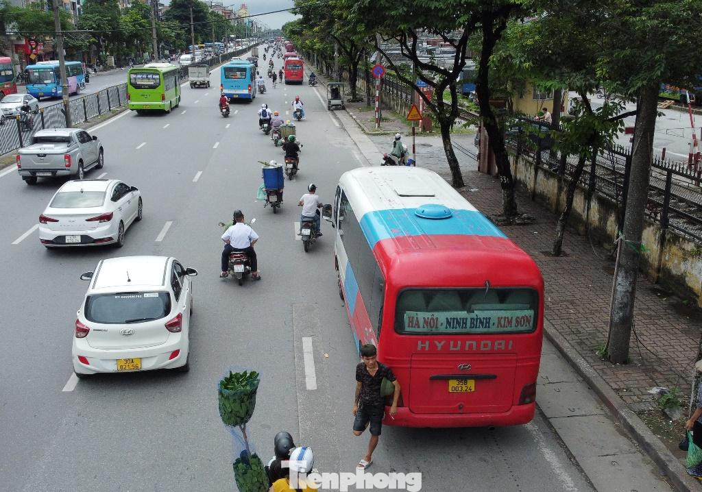Trong 2 ngày cuối tuần vừa qua, đoạn đường khoảng 400 mét từ phố Kim Đồng sang đường Giải Phóng (đoạn bến xe Giáp Bát), PV Tiền Phong đã thống kê, có thời điểm trên 50 xe khách đứng nối hàng dài đón khách, nhận hàng. Trong số này có các xe phóng viên đã kịp ghi lại hình ảnh, như: 35B-00324 (ảnh), 17B-02324, 35B-00950, 18B-00821, 35B-00950, 35B-01084, 35B-00055, 35B-00116, 35B-00323, 35B-00535, 35H-1051, 35B-00324, 18B-01011...