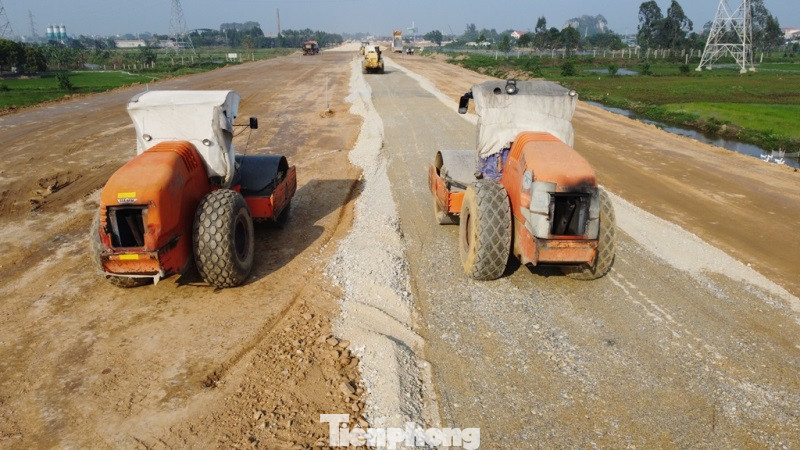 Hoàn thiện mặt đường trên công trường dự án cao tốc Ninh Bình - Thanh Hóa.